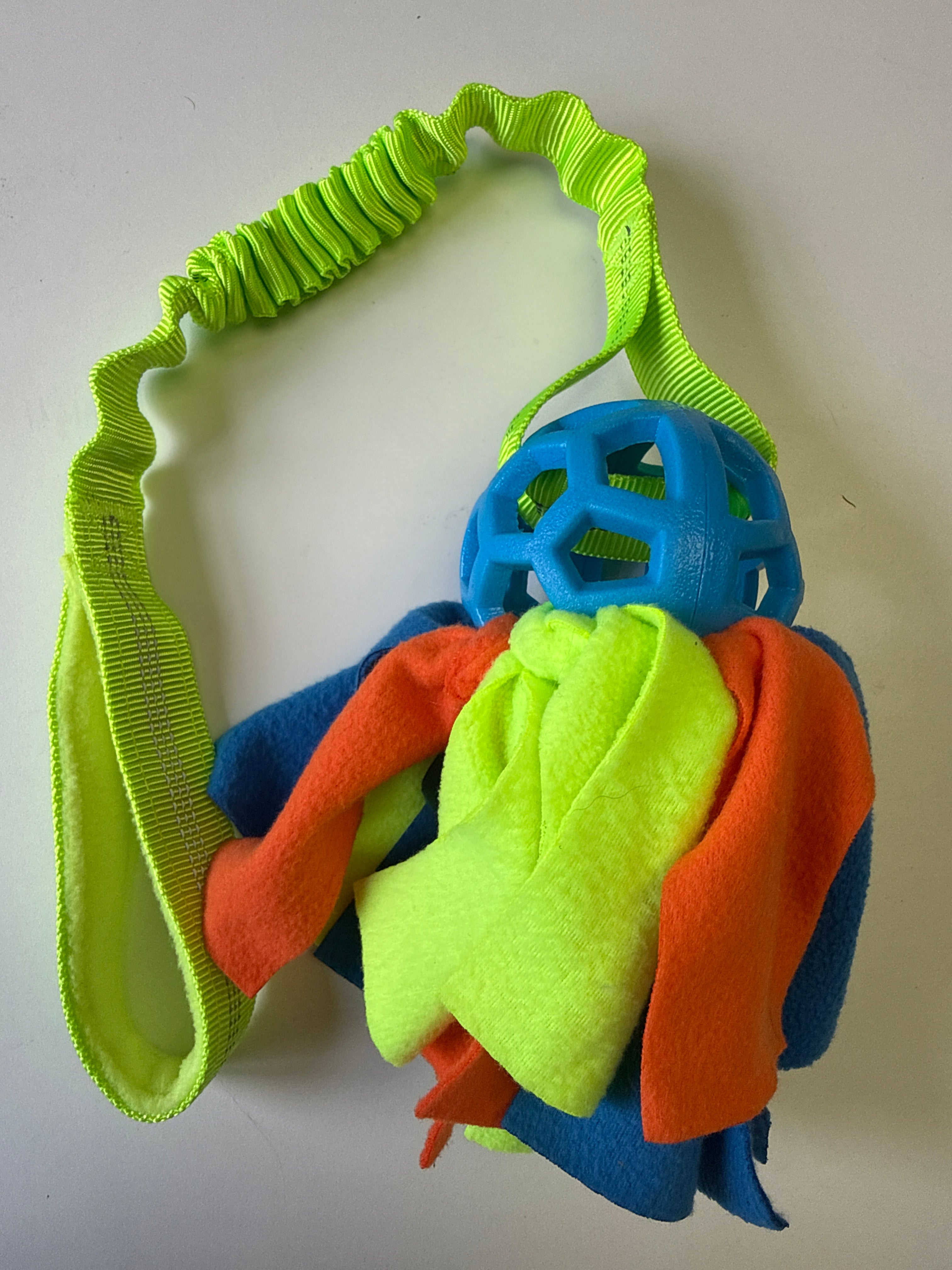 Hålboll med fleece och bungee