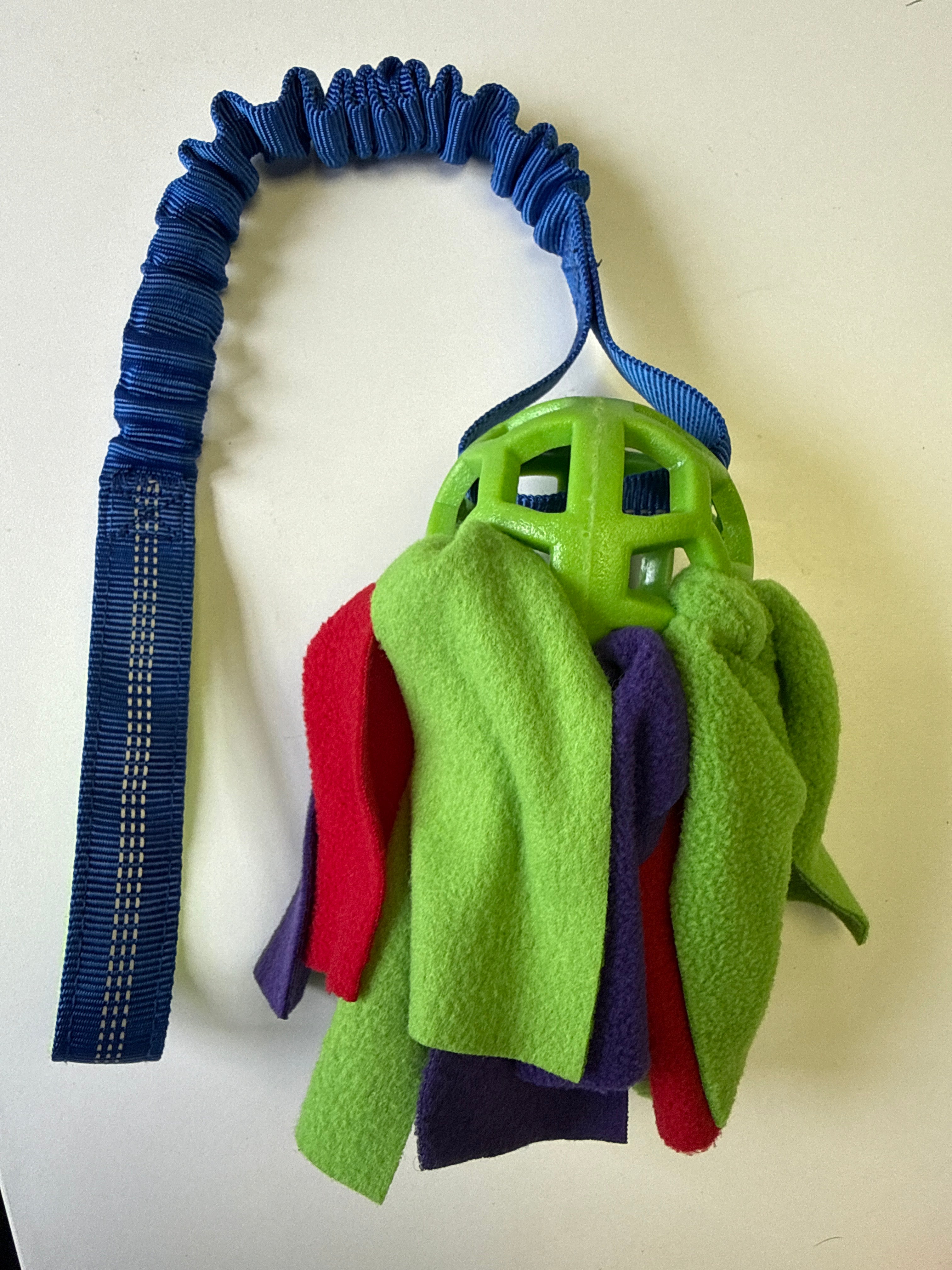 Hålboll med fleece och bungee